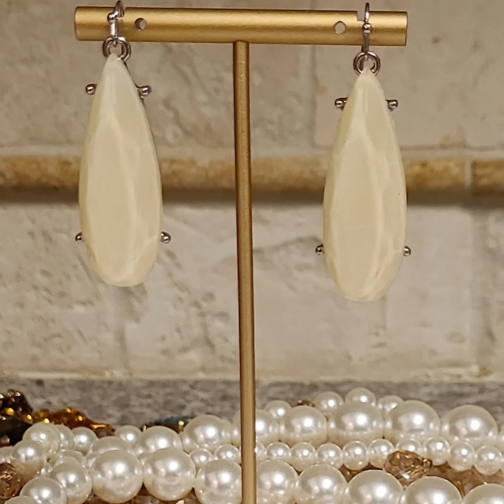 Irresdescent Ivory Teardrop Dangle Silver Earrings
